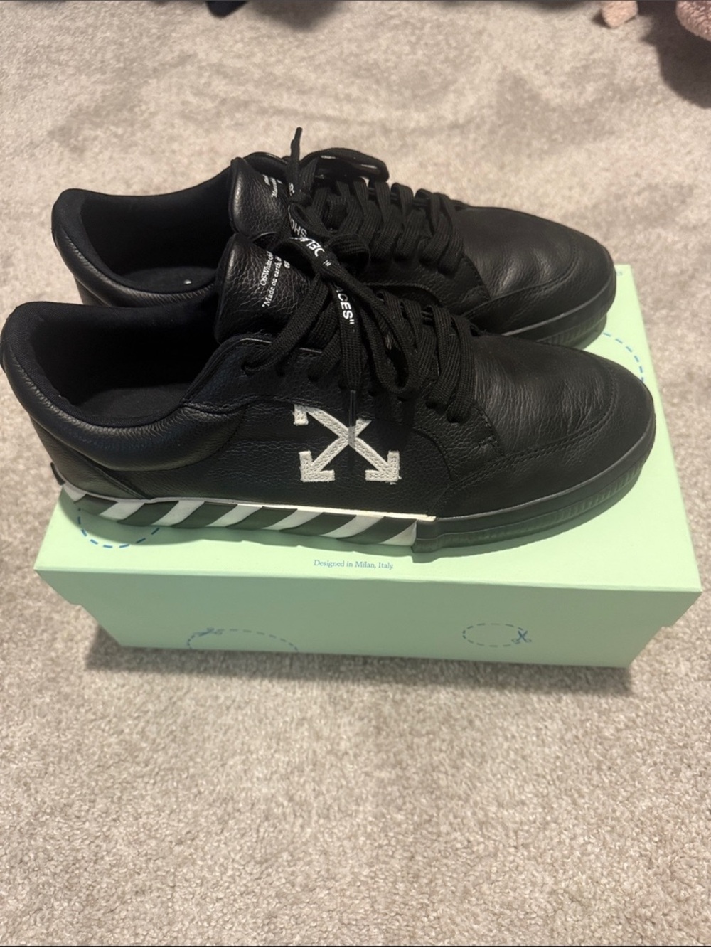 Off-White Black Leather Arrow Low-Top Sneakers with Striped Midsole